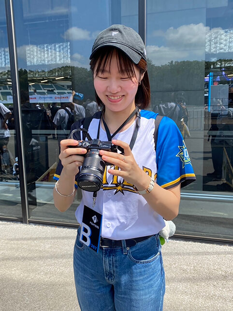 ファイターズのユニフォームを着た松本 小百合の写真