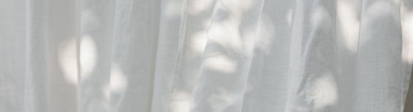 光に照らされた白いシーツの写真